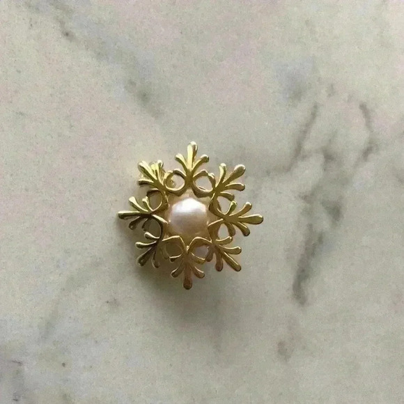 Snowflake❄️ Hollow Pendant - Picture 2 of 9